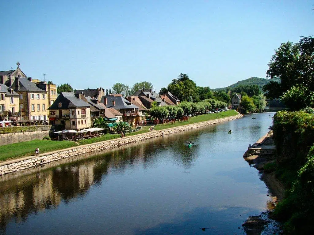 bord-de-vezere-camping-la-garenne-de-peyrignac